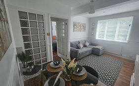 St Albans City Stays - Near Luton Airport - St Albans Abbey & City Train Station - Close To London- Harry Potter World - The Odyssey Cinema - Abbey Cathedral- Contractors I Business I Leisure- Sleeps Upto 6 People